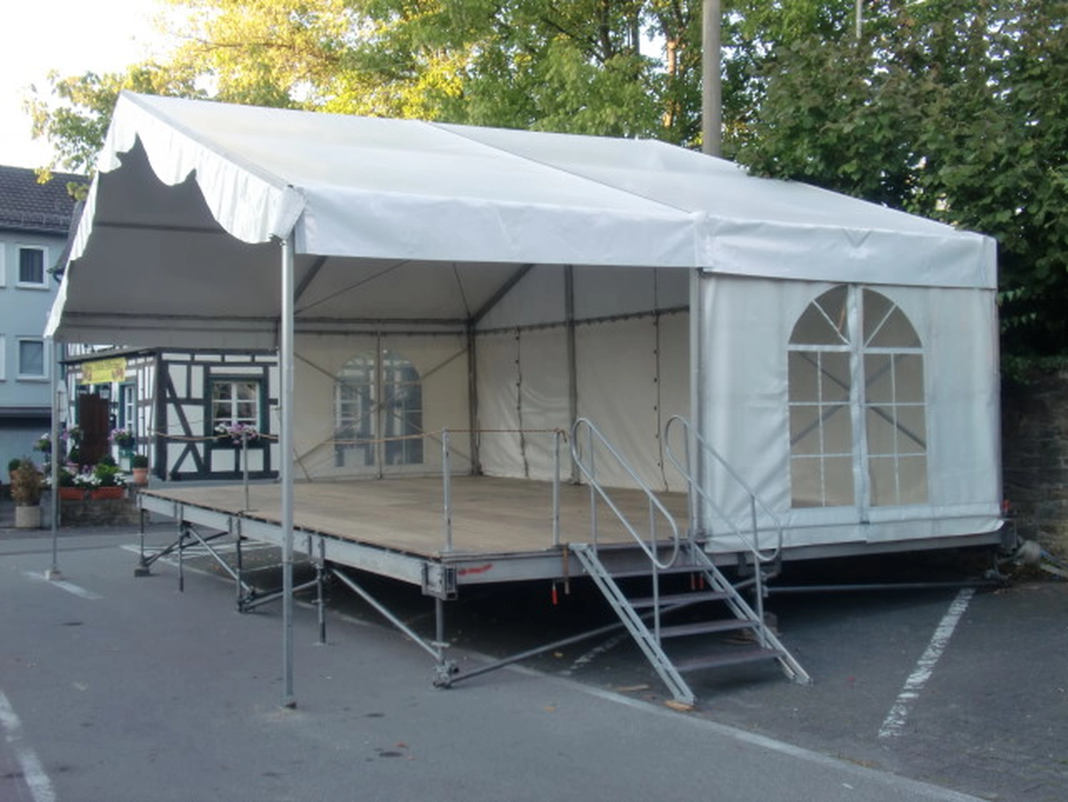 mobile Eventlocation flexible Raumlösung Event großes Zelt für 1000 Personen mieten Zeltvermietung mit Komplettservice NRW Pagodenzelte kombinieren mieten Zelt für Hochzeit mit Ausstattung mieten Eventzelt inklusive Möbel und Licht Zelt für Outdoor Veranstaltung mieten