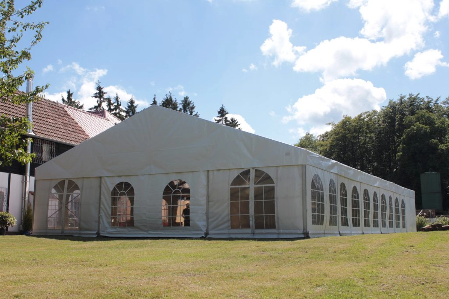 Zeltverleih Siegburg Eventzelt Aachen Zeltvermietung Düsseldorf Zelt mieten Rhein-Sieg-Kreis Zeltverleih Rheinland-Pfalz Hochzeitszelt mieten Zelt für Firmenfeier Zelt für Betriebsveranstaltung Zelt für Jubiläum Zelt für Messe / Ausstellung Partyzelt für Geburtstag Zelt für BBQ Event Zelt mit Aufbau und Abbau Zelt mit Möblierung mieten Zelt mit Heizung oder Klimaanlage Eventzelt Komplettservice Zelt mit Dekoration