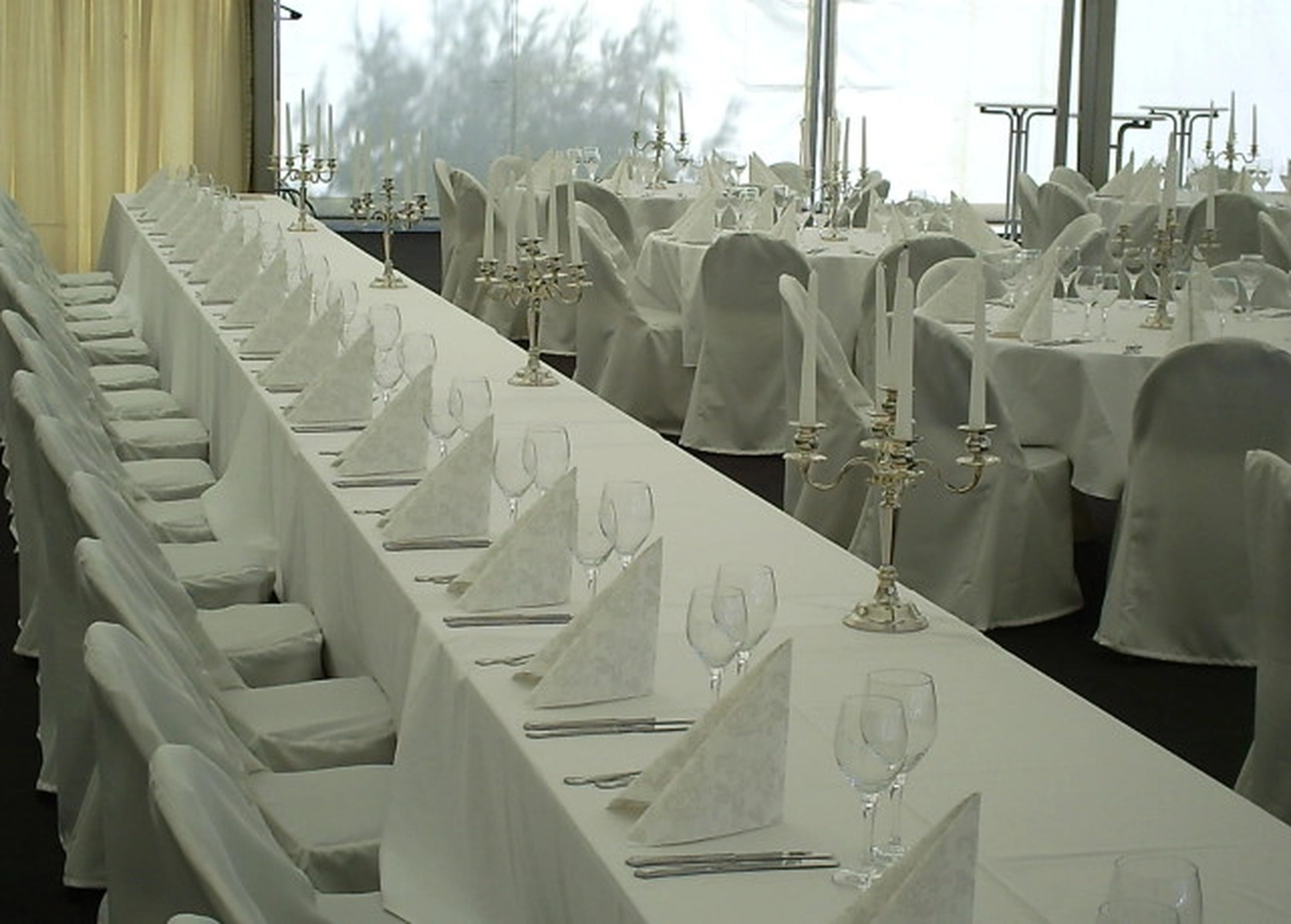 mobile Eventlocation flexible Raumlösung Event großes Zelt für 1000 Personen mieten Zeltvermietung mit Komplettservice NRW Pagodenzelte kombinieren mieten Zelt für Hochzeit mit Ausstattung mieten Eventzelt inklusive Möbel und Licht Zelt für Outdoor Veranstaltung mieten