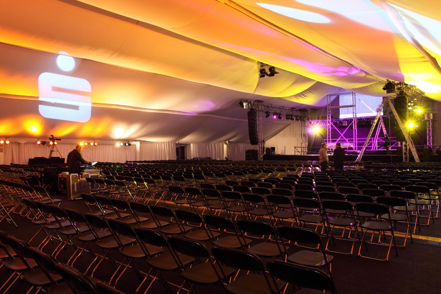 mobile Eventlocation flexible Raumlösung Event großes Zelt für 1000 Personen mieten Zeltvermietung mit Komplettservice NRW Pagodenzelte kombinieren mieten Zelt für Hochzeit mit Ausstattung mieten Eventzelt inklusive Möbel und Licht Zelt für Outdoor Veranstaltung mieten