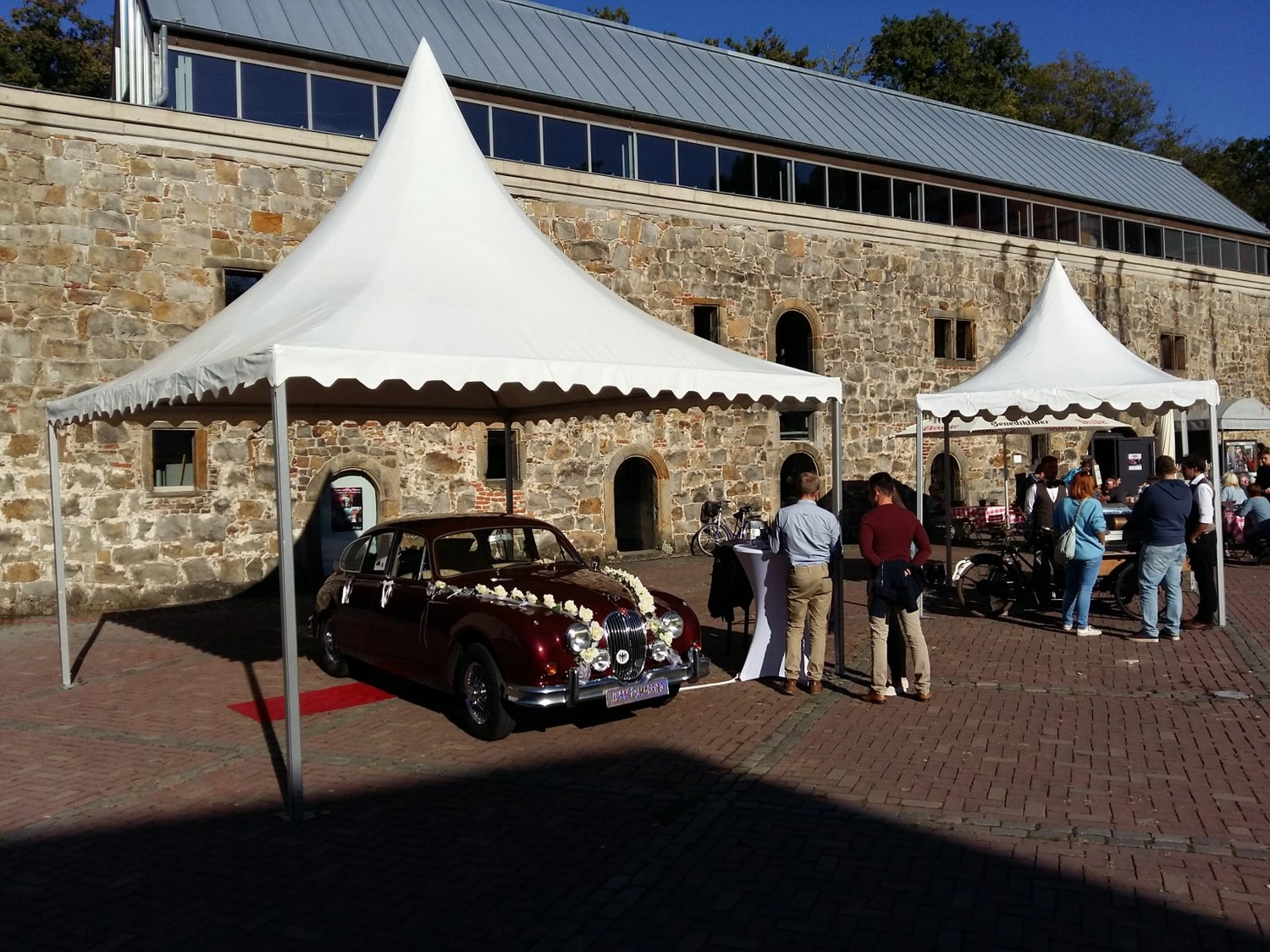mobile Eventlocation flexible Raumlösung Event großes Zelt für 1000 Personen mieten Zeltvermietung mit Komplettservice NRW Pagodenzelte kombinieren mieten Zelt für Hochzeit mit Ausstattung mieten Eventzelt inklusive Möbel und Licht Zelt für Outdoor Veranstaltung mieten