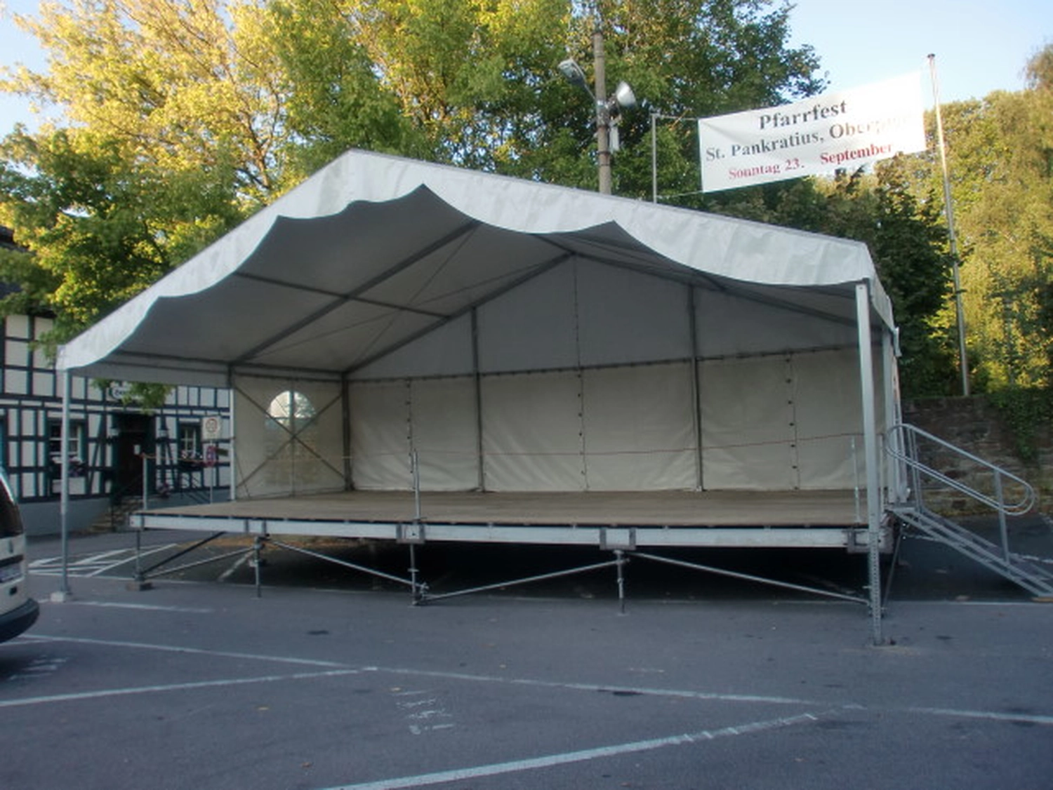mobile Eventlocation flexible Raumlösung Event großes Zelt für 1000 Personen mieten Zeltvermietung mit Komplettservice NRW Pagodenzelte kombinieren mieten Zelt für Hochzeit mit Ausstattung mieten Eventzelt inklusive Möbel und Licht Zelt für Outdoor Veranstaltung mieten