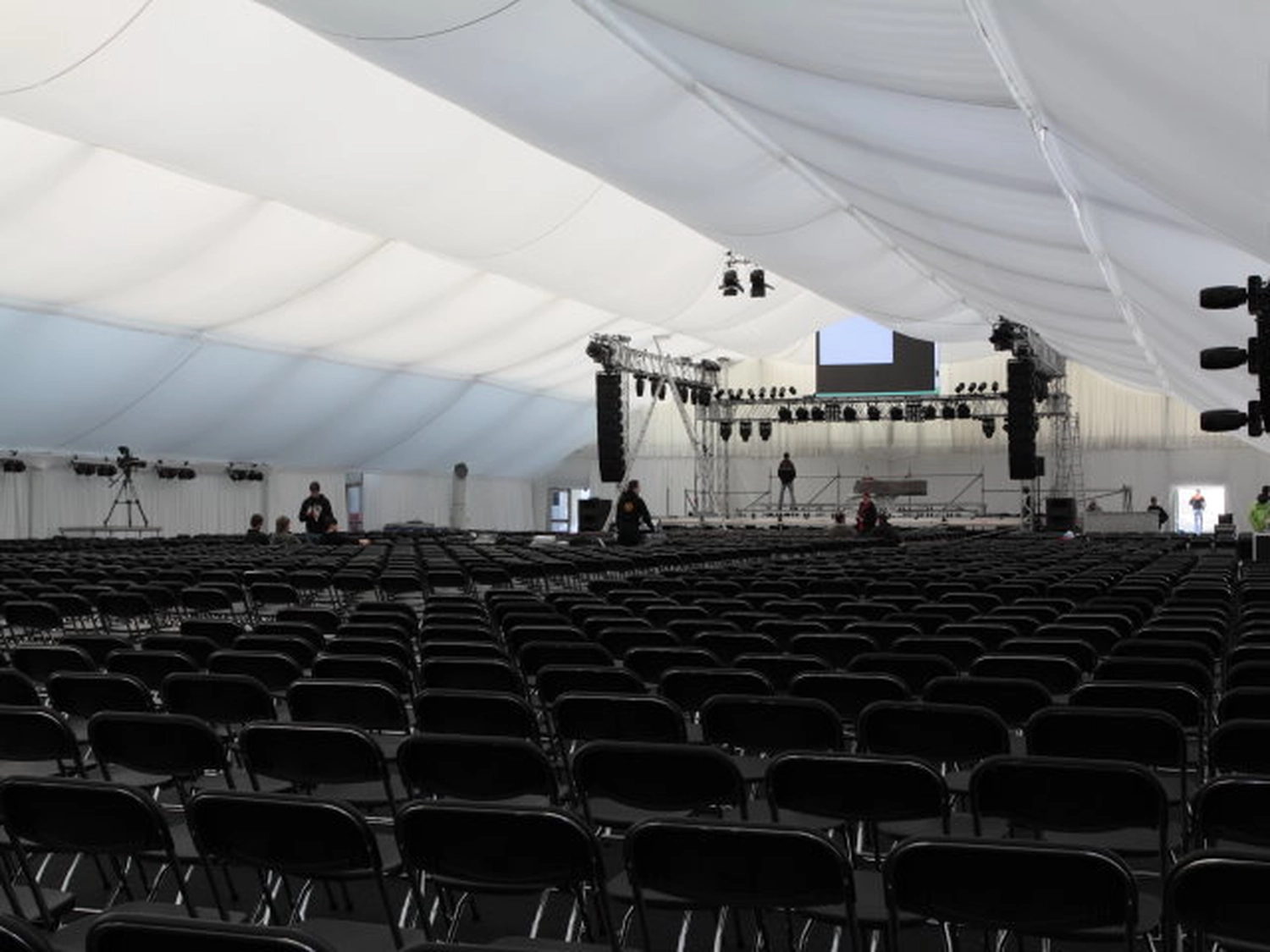 mobile Eventlocation flexible Raumlösung Event großes Zelt für 1000 Personen mieten Zeltvermietung mit Komplettservice NRW Pagodenzelte kombinieren mieten Zelt für Hochzeit mit Ausstattung mieten Eventzelt inklusive Möbel und Licht Zelt für Outdoor Veranstaltung mieten
