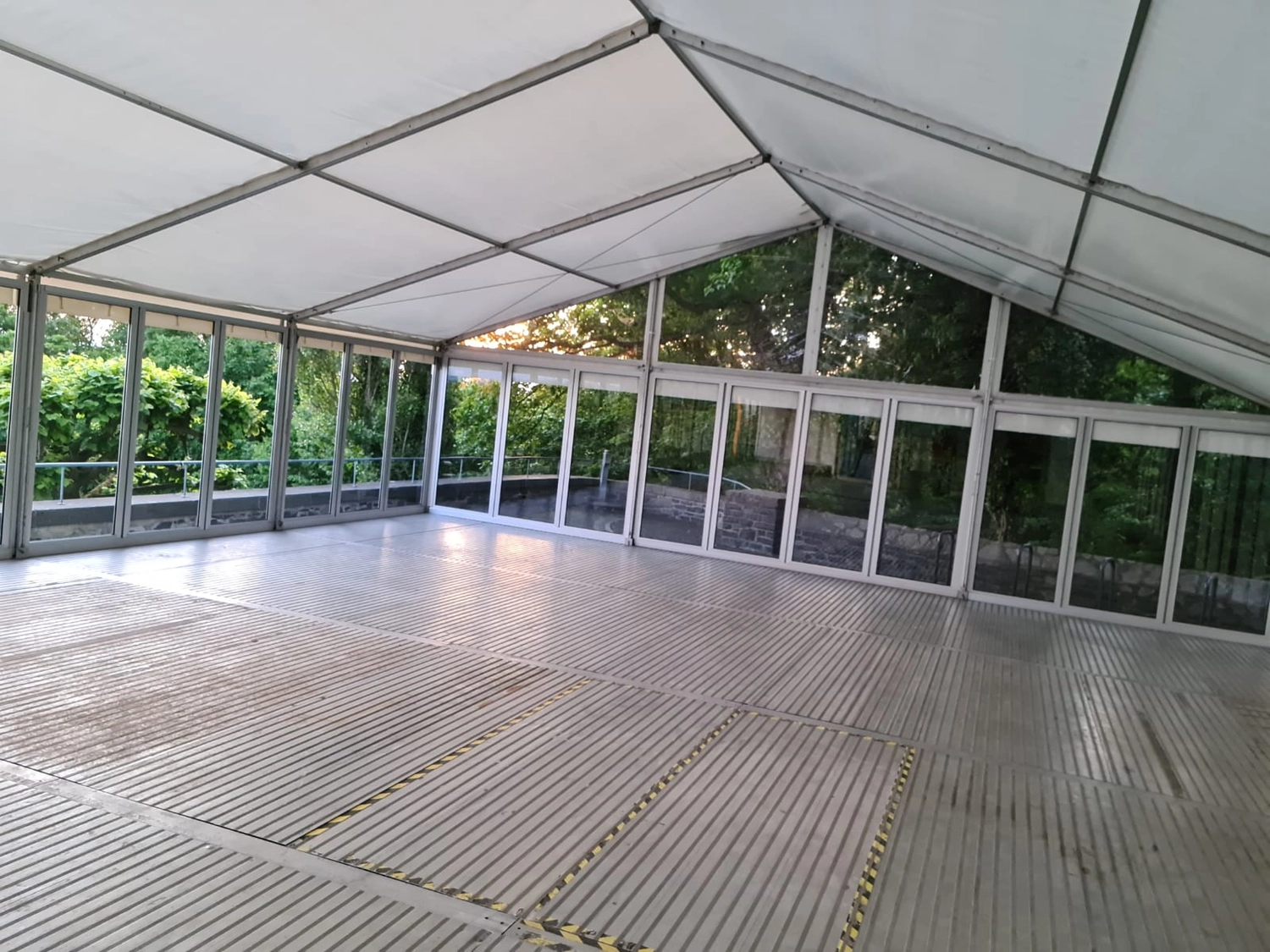 Zeltverleih Siegburg Eventzelt Aachen Zeltvermietung Düsseldorf Zelt mieten Rhein-Sieg-Kreis Zeltverleih Rheinland-Pfalz Hochzeitszelt mieten Zelt für Firmenfeier Zelt für Betriebsveranstaltung Zelt für Jubiläum Zelt für Messe / Ausstellung Partyzelt für Geburtstag Zelt für BBQ Event Zelt mit Aufbau und Abbau Zelt mit Möblierung mieten Zelt mit Heizung oder Klimaanlage Eventzelt Komplettservice Zelt mit Dekoration