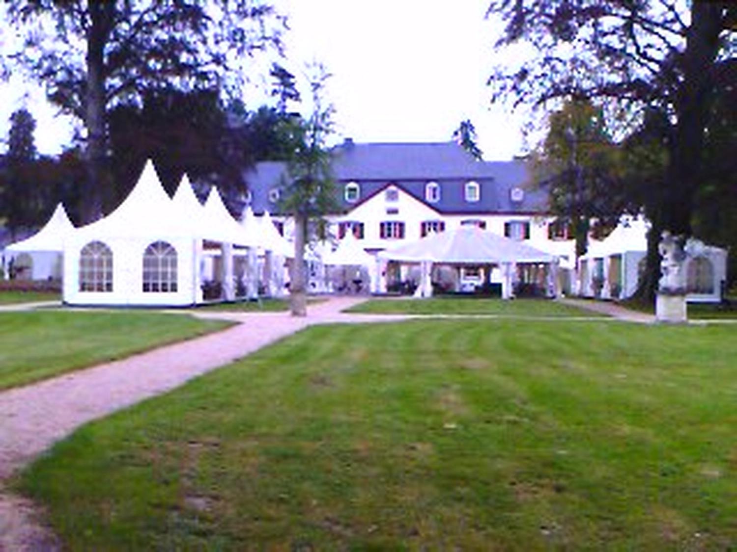 Zeltverleih Siegburg Eventzelt Aachen Zeltvermietung Düsseldorf Zelt mieten Rhein-Sieg-Kreis Zeltverleih Rheinland-Pfalz Hochzeitszelt mieten Zelt für Firmenfeier Zelt für Betriebsveranstaltung Zelt für Jubiläum Zelt für Messe / Ausstellung Partyzelt für Geburtstag Zelt für BBQ Event Zelt mit Aufbau und Abbau Zelt mit Möblierung mieten Zelt mit Heizung oder Klimaanlage Eventzelt Komplettservice Zelt mit Dekoration