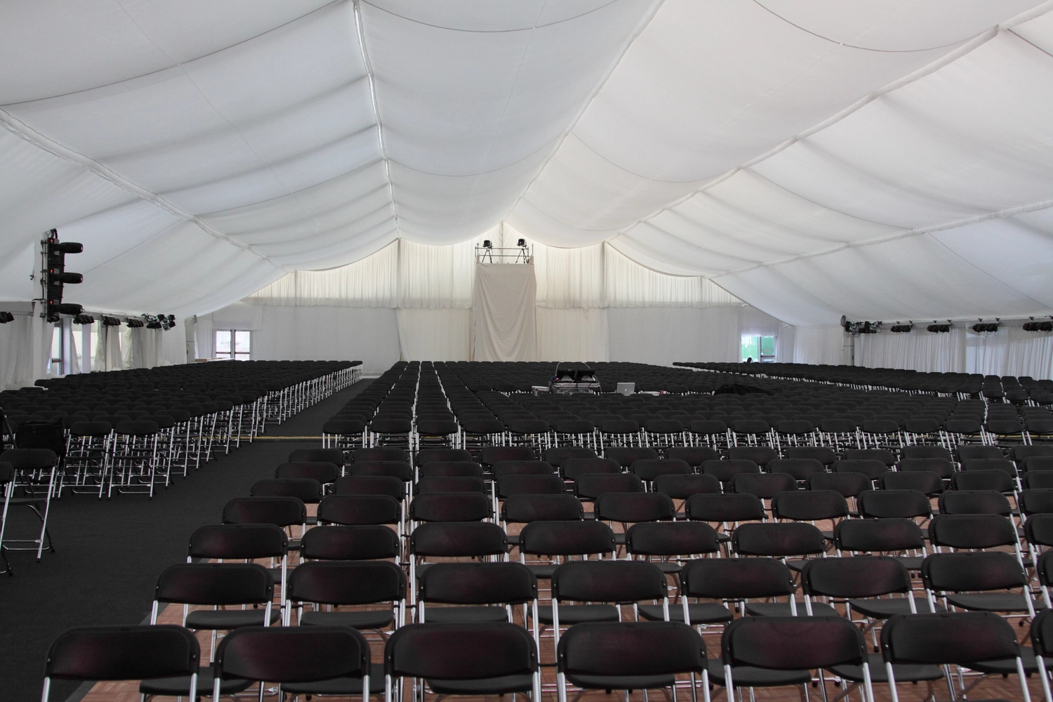 mobile Eventlocation flexible Raumlösung Event großes Zelt für 1000 Personen mieten Zeltvermietung mit Komplettservice NRW Pagodenzelte kombinieren mieten Zelt für Hochzeit mit Ausstattung mieten Eventzelt inklusive Möbel und Licht Zelt für Outdoor Veranstaltung mieten