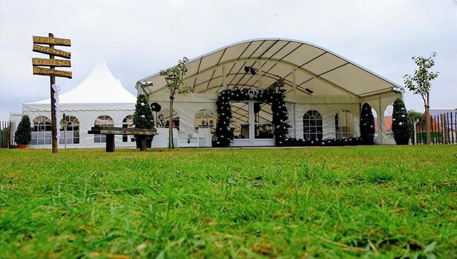 Zeltverleih Siegburg Eventzelt Aachen Zeltvermietung Düsseldorf Zelt mieten Rhein-Sieg-Kreis Zeltverleih Rheinland-Pfalz Hochzeitszelt mieten Zelt für Firmenfeier Zelt für Betriebsveranstaltung Zelt für Jubiläum Zelt für Messe / Ausstellung Partyzelt für Geburtstag Zelt für BBQ Event Zelt mit Aufbau und Abbau Zelt mit Möblierung mieten Zelt mit Heizung oder Klimaanlage Eventzelt Komplettservice Zelt mit Dekoration