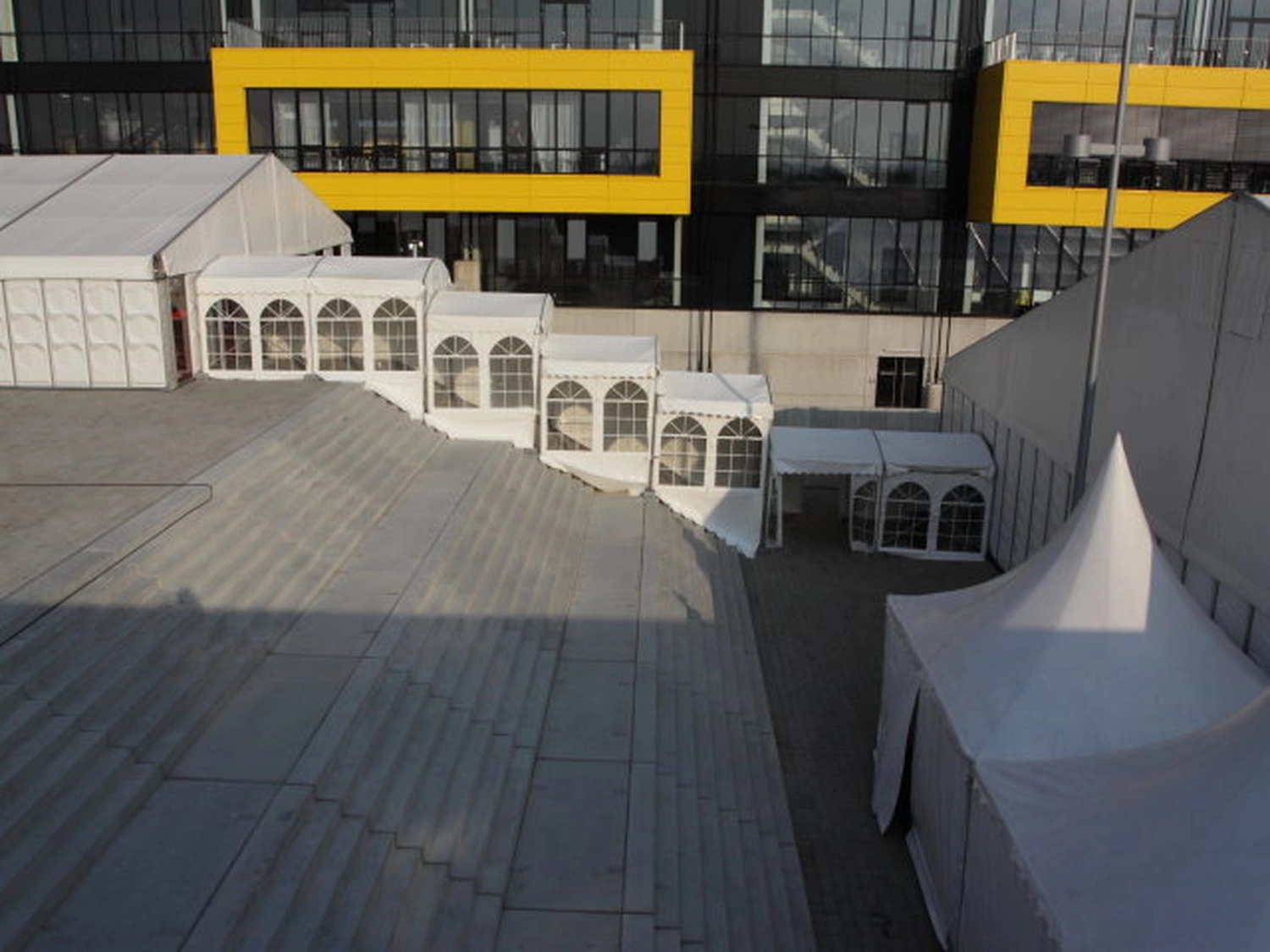 Zeltverleih Siegburg Eventzelt Aachen Zeltvermietung Düsseldorf Zelt mieten Rhein-Sieg-Kreis Zeltverleih Rheinland-Pfalz Hochzeitszelt mieten Zelt für Firmenfeier Zelt für Betriebsveranstaltung Zelt für Jubiläum Zelt für Messe / Ausstellung Partyzelt für Geburtstag Zelt für BBQ Event Zelt mit Aufbau und Abbau Zelt mit Möblierung mieten Zelt mit Heizung oder Klimaanlage Eventzelt Komplettservice Zelt mit Dekoration