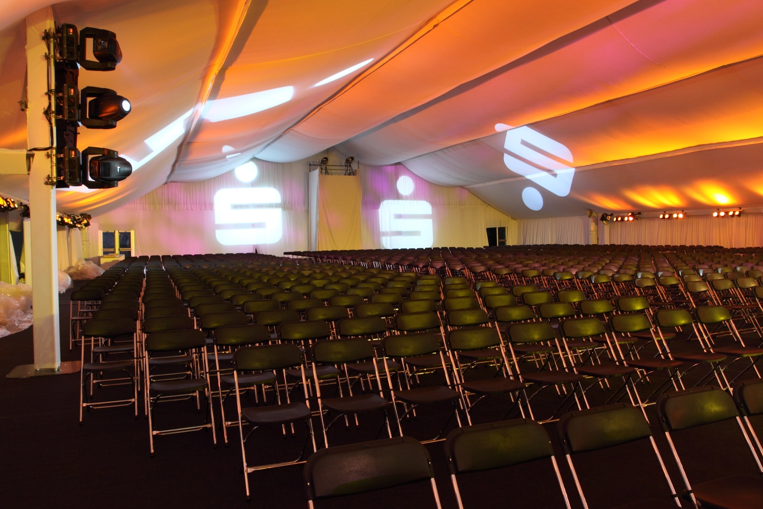mobile Eventlocation flexible Raumlösung Event großes Zelt für 1000 Personen mieten Zeltvermietung mit Komplettservice NRW Pagodenzelte kombinieren mieten Zelt für Hochzeit mit Ausstattung mieten Eventzelt inklusive Möbel und Licht Zelt für Outdoor Veranstaltung mieten