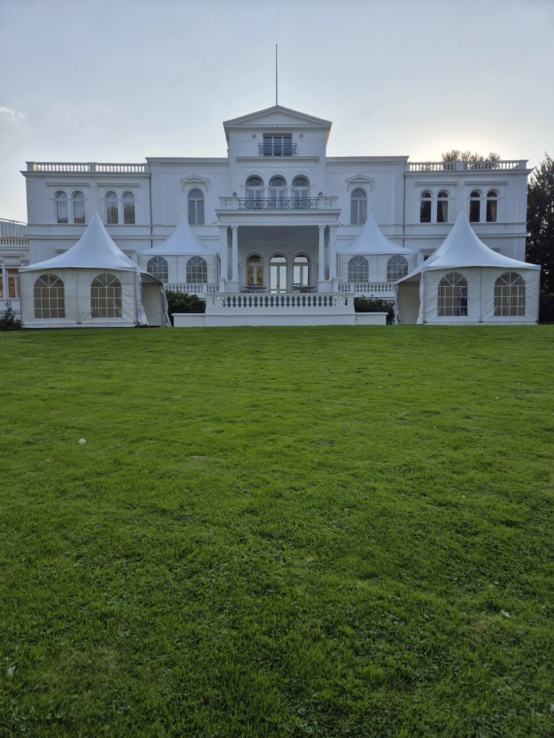 Zeltverleih Siegburg Eventzelt Aachen Zeltvermietung Düsseldorf Zelt mieten Rhein-Sieg-Kreis Zeltverleih Rheinland-Pfalz Hochzeitszelt mieten Zelt für Firmenfeier Zelt für Betriebsveranstaltung Zelt für Jubiläum Zelt für Messe / Ausstellung Partyzelt für Geburtstag Zelt für BBQ Event Zelt mit Aufbau und Abbau Zelt mit Möblierung mieten Zelt mit Heizung oder Klimaanlage Eventzelt Komplettservice Zelt mit Dekoration