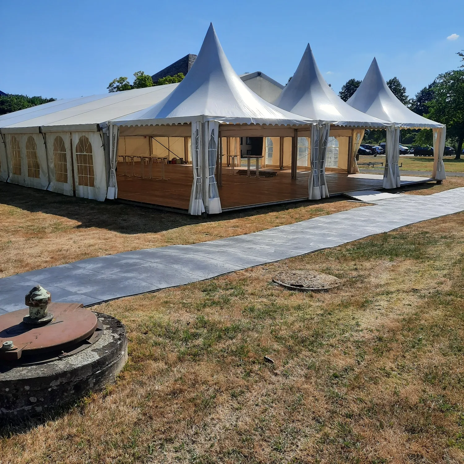 Zeltverleih Siegburg Eventzelt Aachen Zeltvermietung Düsseldorf Zelt mieten Rhein-Sieg-Kreis Zeltverleih Rheinland-Pfalz Hochzeitszelt mieten Zelt für Firmenfeier Zelt für Betriebsveranstaltung Zelt für Jubiläum Zelt für Messe / Ausstellung Partyzelt für Geburtstag Zelt für BBQ Event Zelt mit Aufbau und Abbau Zelt mit Möblierung mieten Zelt mit Heizung oder Klimaanlage Eventzelt Komplettservice Zelt mit Dekoration